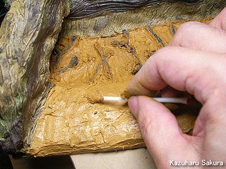トミカ・ハイラックス、マジョレット・FJクルーザーに似合うジャングルのジオラマ～とのことモデリングーペーストの泥をジオラマベースに塗る２